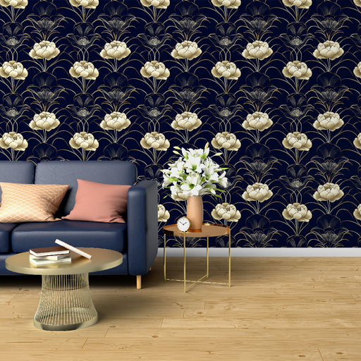 Un salon élégant avec un papier peint floral bleu marine et doré, représentant des fleurs délicates, créant une atmosphère sophistiquée et apaisante.