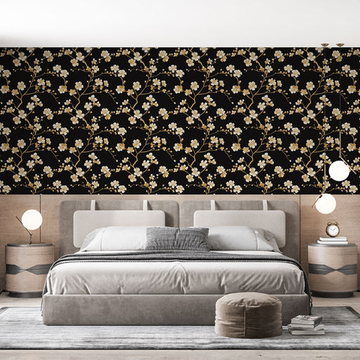 Une chambre moderne avec un papier peint floral noir et doré aux motifs délicats de fleurs blanches, créant une atmosphère élégante et chaleureuse.