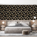 Une chambre moderne avec un papier peint floral noir et doré aux motifs délicats de fleurs blanches, créant une atmosphère élégante et chaleureuse.
