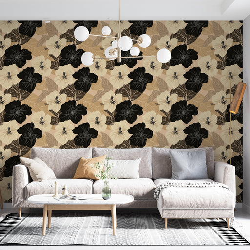Un salon élégant avec un papier peint floral aux grandes fleurs noires et crème sur fond beige, créant une ambiance chaleureuse et contemporaine.