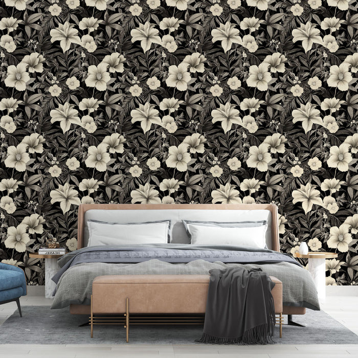 Une chambre moderne avec un papier peint floral noir et crème, aux motifs luxuriants et élégants, créant une atmosphère chaleureuse et raffinée.