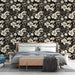 Une chambre moderne avec un papier peint floral noir et crème, aux motifs luxuriants et élégants, créant une atmosphère chaleureuse et raffinée.