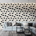 Un salon moderne avec un papier peint floral noir sur fond crème, créant une ambiance élégante et apaisante grâce à ses motifs délicats.