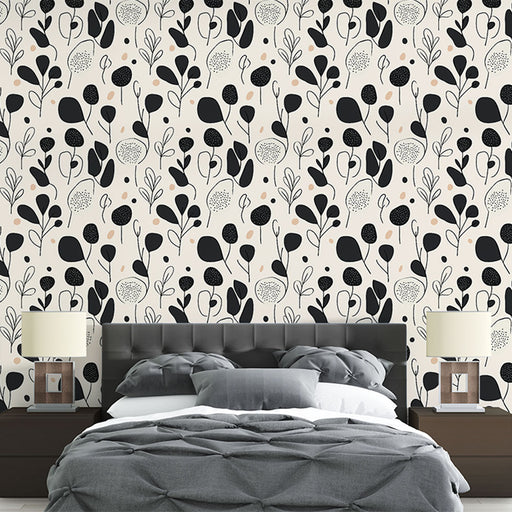 Une chambre moderne avec un papier peint floral en noir et blanc, agrémenté de touches pastel, créant une ambiance élégante et apaisante.