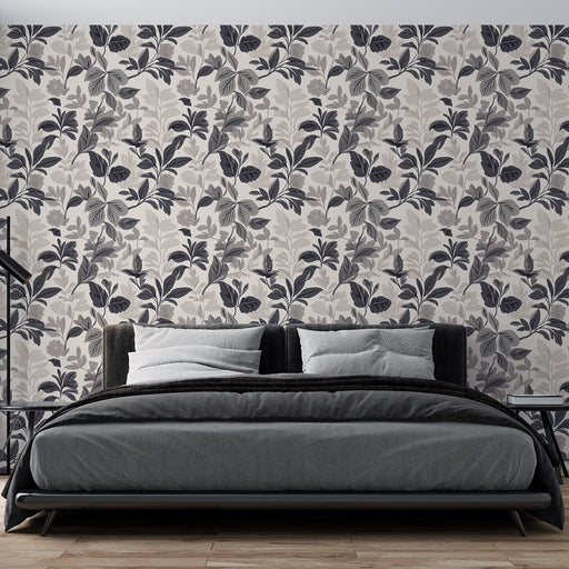 Une chambre moderne avec un papier peint floral aux teintes grises et noires sur fond clair, créant une atmosphère élégante et apaisante.