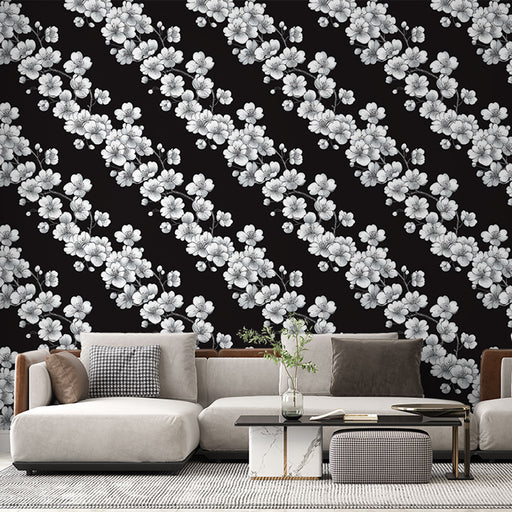 Un salon contemporain avec un papier peint floral noir et blanc, présentant des motifs de fleurs délicates qui créent une atmosphère élégante et apaisante.