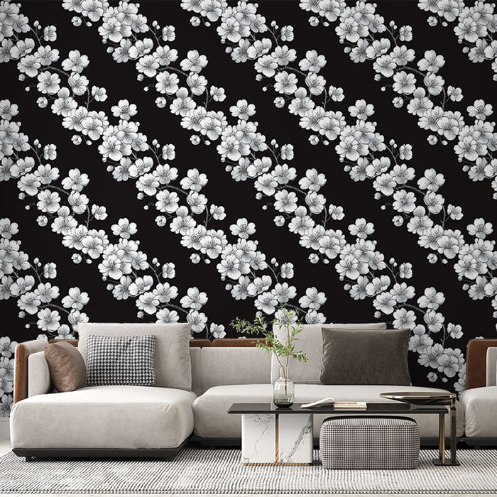 Un salon contemporain avec un papier peint floral noir et blanc, présentant des motifs de fleurs délicates qui créent une atmosphère élégante et apaisante.