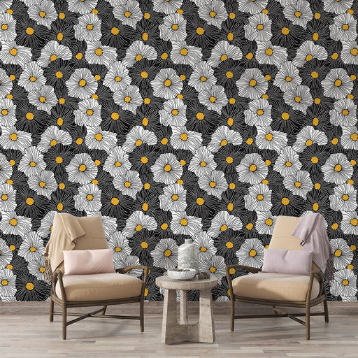 Un salon accueillant avec un papier peint floral noir et blanc orné de grandes fleurs blanches et de touches jaunes, créant une ambiance dynamique et chaleureuse.