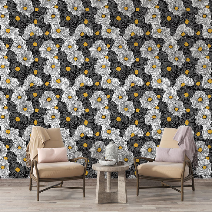 Un salon accueillant avec un papier peint floral noir et blanc orné de grandes fleurs blanches et de touches jaunes, créant une ambiance dynamique et chaleureuse.