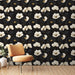 Une pièce moderne avec un papier peint floral noir, orné de fleurs blanches et noires, créant une ambiance élégante et sophistiquée.