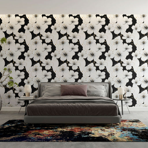 Une chambre moderne avec un papier peint floral noir et blanc aux motifs élégants, créant une atmosphère à la fois chic et apaisante.
