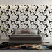 Une chambre moderne avec un papier peint floral noir et blanc aux motifs élégants, créant une atmosphère à la fois chic et apaisante.