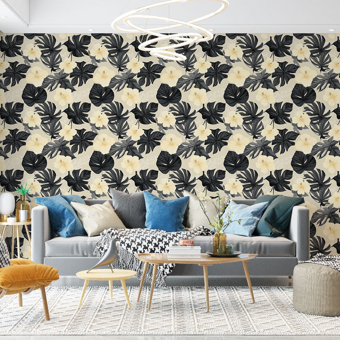 Un salon moderne avec un papier peint tropical aux motifs de grandes feuilles noires et de fleurs blanches sur fond beige, créant une ambiance chaleureuse et raffinée.