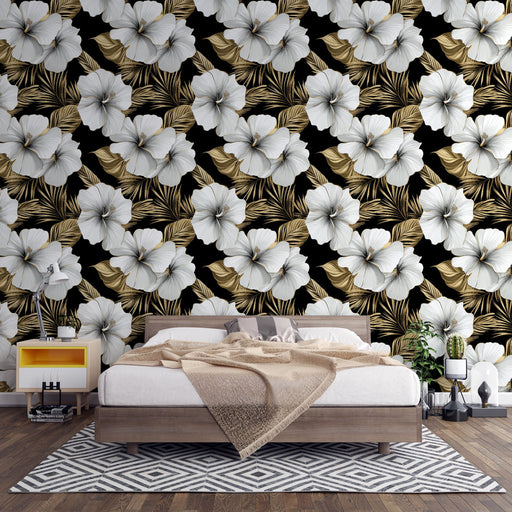 Une chambre moderne avec un papier peint floral noir et blanc, orné de grandes fleurs blanches et de feuilles dorées, créant une ambiance élégante et tropicale.