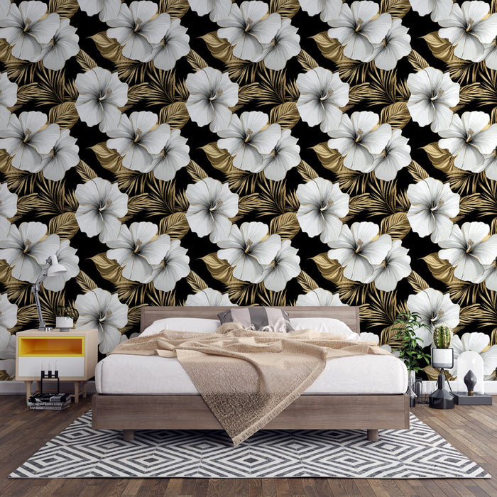 Une chambre moderne avec un papier peint floral noir et blanc, orné de grandes fleurs blanches et de feuilles dorées, créant une ambiance élégante et tropicale.