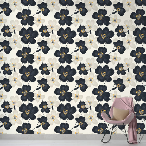 Une chambre élégante avec un papier peint floral noir et blanc, orné de fleurs stylisées et de touches dorées, créant une atmosphère sophistiquée et apaisante.