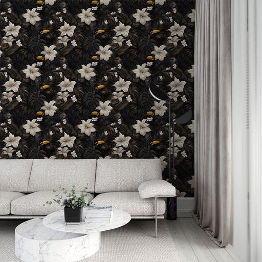Un salon élégant avec un papier peint floral noir aux motifs de grandes fleurs blanches et feuilles sombres, créant une ambiance à la fois chaleureuse et sophistiquée.