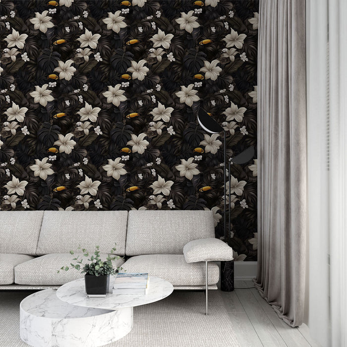 Un salon élégant avec un papier peint floral noir aux motifs de grandes fleurs blanches et feuilles sombres, créant une ambiance à la fois chaleureuse et sophistiquée.