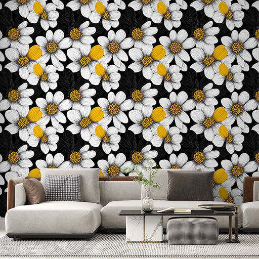 Un salon moderne avec un papier peint floral noir, blanc et jaune, créant une ambiance dynamique et joyeuse grâce à ses motifs éclatants.