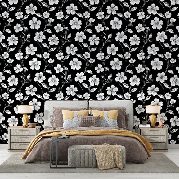 Une chambre élégante avec un papier peint floral noir et blanc aux motifs délicats, créant une atmosphère à la fois moderne et apaisante.