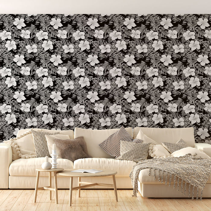 Un salon élégant avec un papier peint floral noir et blanc, présentant de grandes fleurs et des feuilles, créant une ambiance chic et contemporaine.