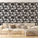 Un salon élégant avec un papier peint floral noir et blanc, présentant de grandes fleurs et des feuilles, créant une ambiance chic et contemporaine.