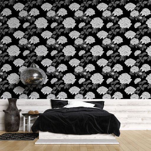 Une chambre moderne avec un papier peint floral noir et blanc, présentant de grandes fleurs élégantes sur fond sombre, créant une ambiance à la fois chic et apaisante.