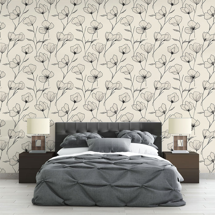Une chambre élégante avec un papier peint floral beige et noir, présentant des motifs délicats de fleurs sur fond clair, créant une atmosphère apaisante et raffinée.