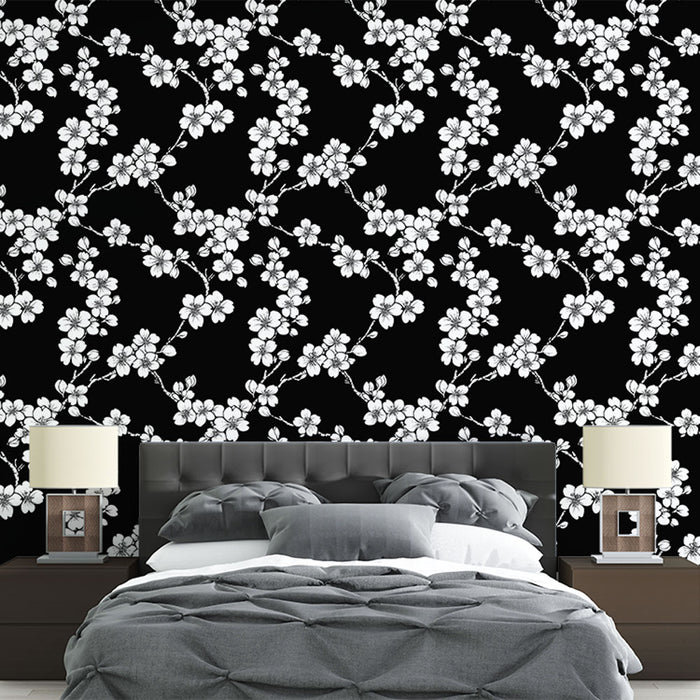 Une chambre moderne avec un papier peint floral noir et blanc, présentant des motifs de fleurs délicates sur fond sombre, créant une ambiance élégante et apaisante.