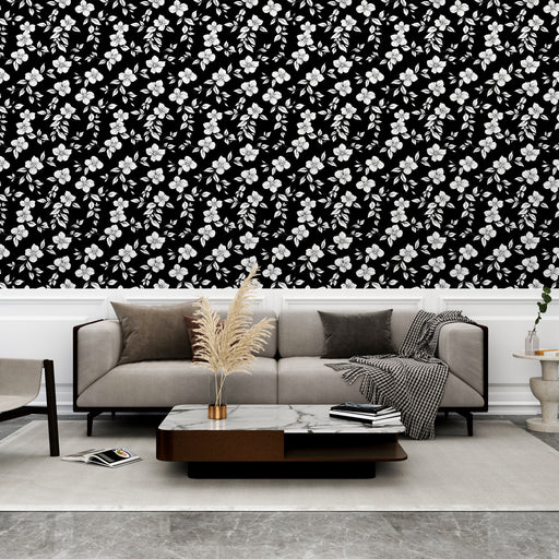 Un salon moderne avec un papier peint floral noir et blanc aux motifs délicats, créant une atmosphère élégante et sophistiquée.