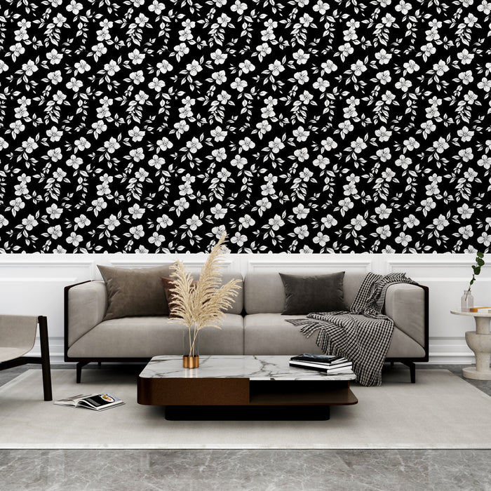 Un salon moderne avec un papier peint floral noir et blanc aux motifs délicats, créant une atmosphère élégante et sophistiquée.