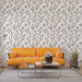 Un salon moderne avec un papier peint floral noir et blanc représentant des tiges et des fleurs délicates, créant une ambiance élégante et apaisante.