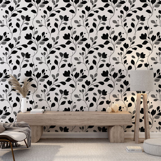 Une pièce moderne avec un papier peint floral noir et gris sur fond clair, créant une ambiance élégante et apaisante.