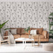 Un salon moderne avec un papier peint floral noir et blanc représentant des fleurs délicates, créant une ambiance élégante et apaisante.