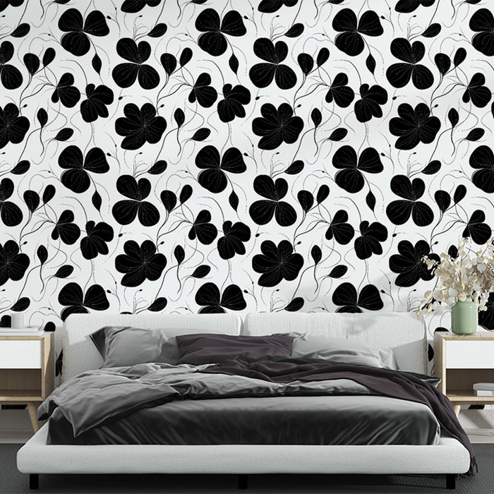 Une chambre moderne avec un papier peint floral noir et blanc, aux motifs élégants de fleurs stylisées, créant une ambiance chic et contemporaine.