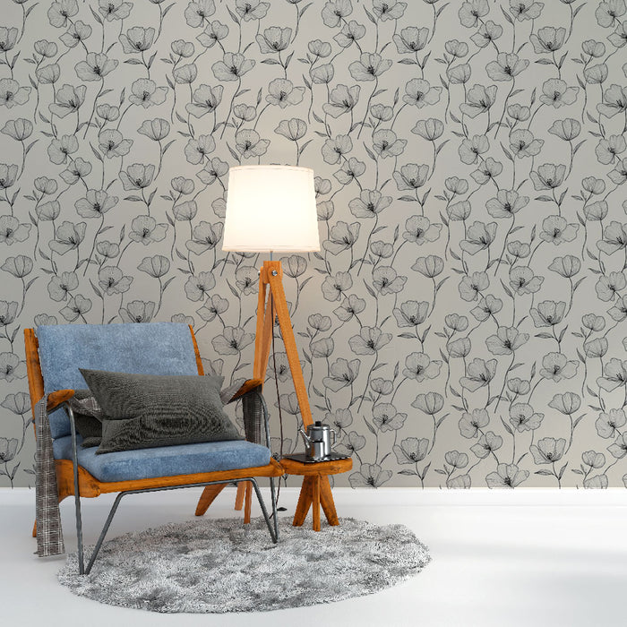 Une pièce cosy avec un papier peint floral noir et blanc sur fond gris, créant une atmosphère élégante et apaisante.