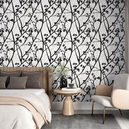 Une chambre élégante avec un papier peint floral noir et blanc, aux motifs délicats de branches et de fleurs, créant une ambiance moderne et apaisante.