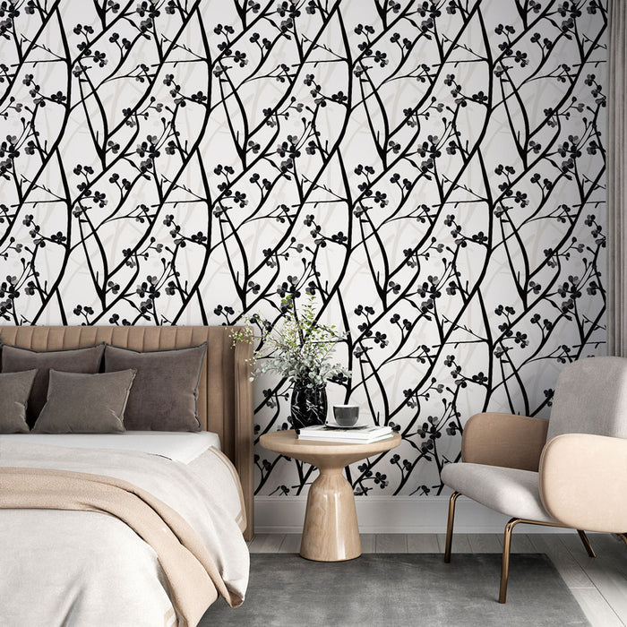 Une chambre élégante avec un papier peint floral noir et blanc, aux motifs délicats de branches et de fleurs, créant une ambiance moderne et apaisante.