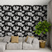 Un salon moderne avec un papier peint floral noir et blanc, aux motifs délicats de fleurs, créant une ambiance élégante et contemporaine.