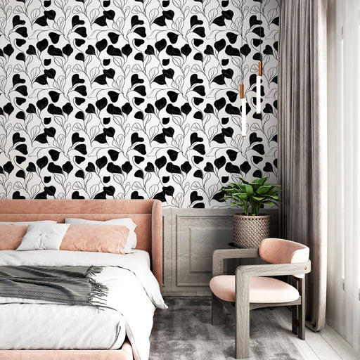 Une chambre élégante avec un papier peint floral noir et blanc aux motifs stylisés, créant une atmosphère moderne et artistique.