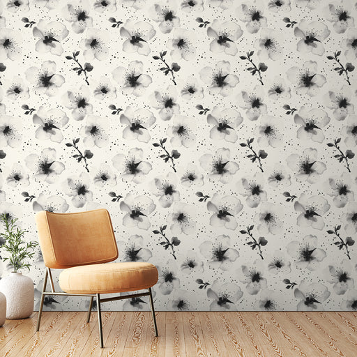 Une chambre moderne avec un papier peint floral en noir et blanc, aux motifs délicats de fleurs aquarellées, créant une ambiance douce et artistique.