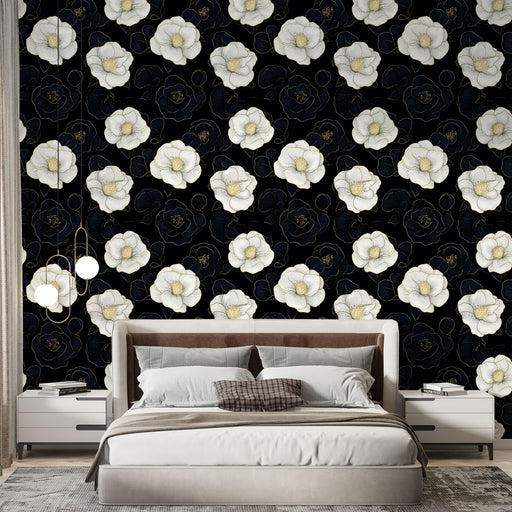 Une chambre élégante avec un papier peint floral noir et blanc, mettant en valeur de grandes fleurs délicates, créant une ambiance sophistiquée et apaisante.