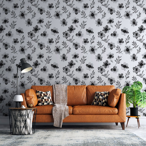 Un salon moderne avec un papier peint floral noir et blanc aux motifs délicats, créant une atmosphère élégante et apaisante.