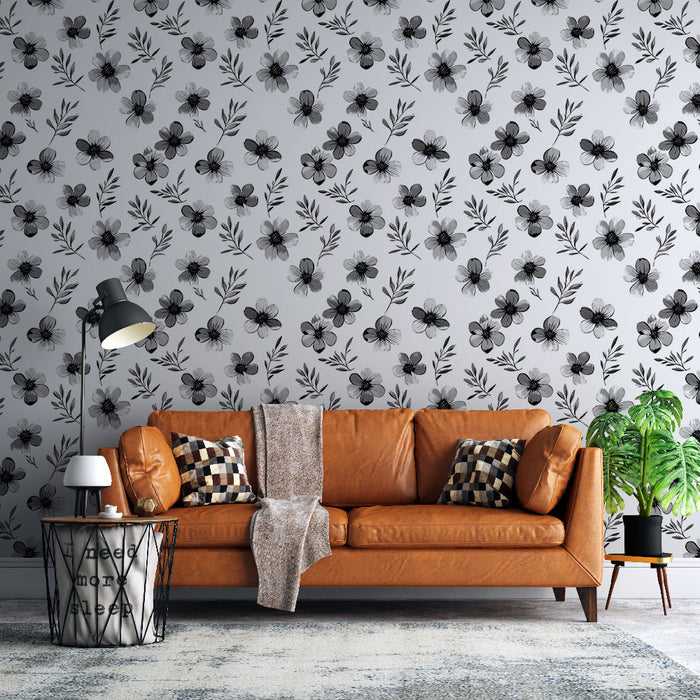 Un salon moderne avec un papier peint floral noir et blanc aux motifs délicats, créant une atmosphère élégante et apaisante.