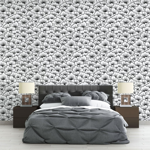 Une chambre moderne avec un papier peint floral noir et blanc aux motifs délicats, créant une atmosphère élégante et apaisante.