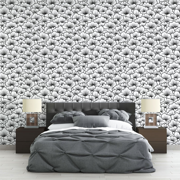 Une chambre moderne avec un papier peint floral noir et blanc aux motifs délicats, créant une atmosphère élégante et apaisante.