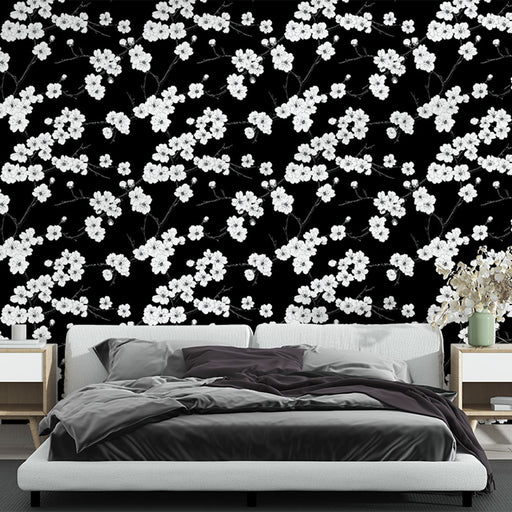 Une chambre moderne avec un papier peint floral noir et blanc, aux motifs de fleurs délicates, créant une ambiance élégante et apaisante.