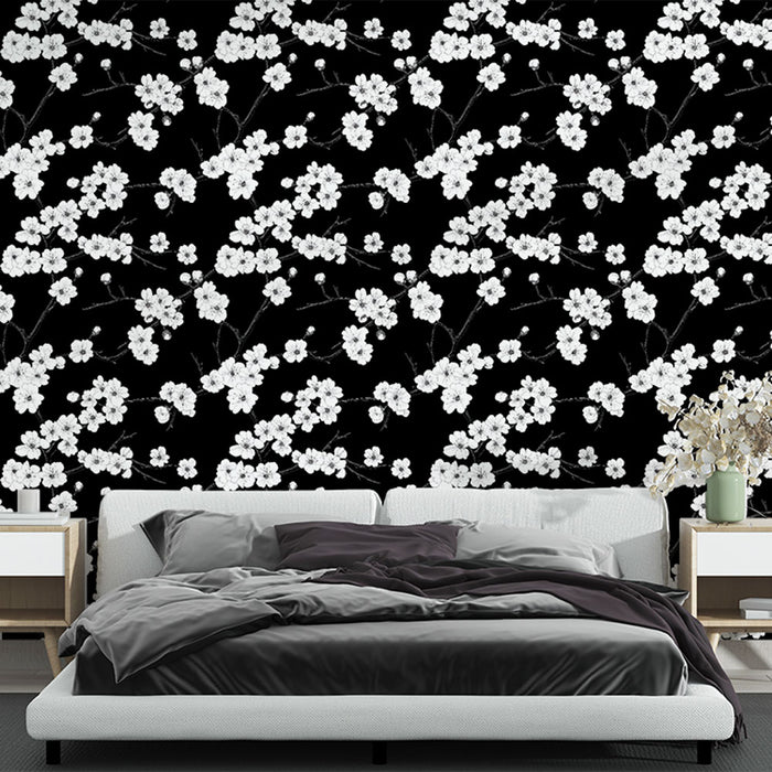 Une chambre moderne avec un papier peint floral noir et blanc, aux motifs de fleurs délicates, créant une ambiance élégante et apaisante.