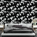Une chambre moderne avec un papier peint floral noir et blanc, aux motifs de fleurs délicates, créant une ambiance élégante et apaisante.