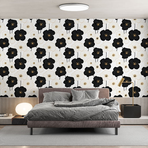 Une chambre moderne avec un papier peint floral noir et blanc, orné de fleurs élégantes et dorées, créant une atmosphère chic et apaisante.